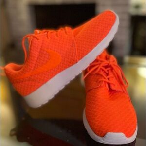 WOMEN’S NIKE ROSHE ONE